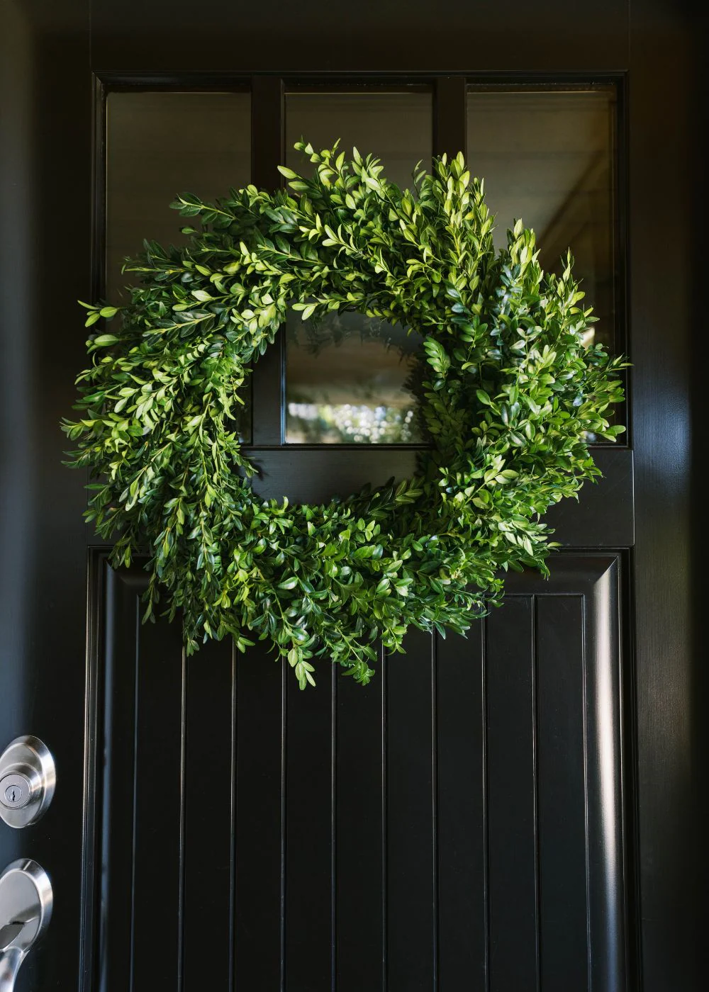 Classic Boxwood Holiday Wreath - Image 4